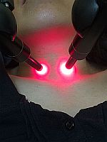 レーザー照射中　いわきの鍼灸